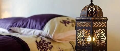 1 habitación, escritorio, tabla de planchar con plancha y cuna de viaje