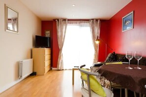 Smart-TV, DVD-Player, Bücher, Videothek