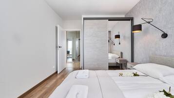 2 bedrooms, desk, iron/ironing board, WiFi