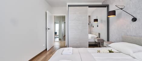 2 bedrooms, desk, iron/ironing board, WiFi