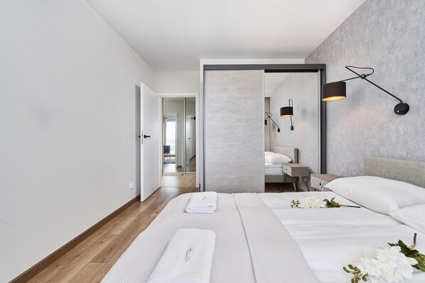 2 bedrooms, desk, iron/ironing board, WiFi