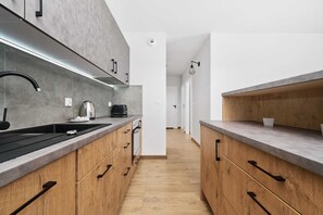 Kjøleskap, ovn, kokeplater og oppvaskmaskin