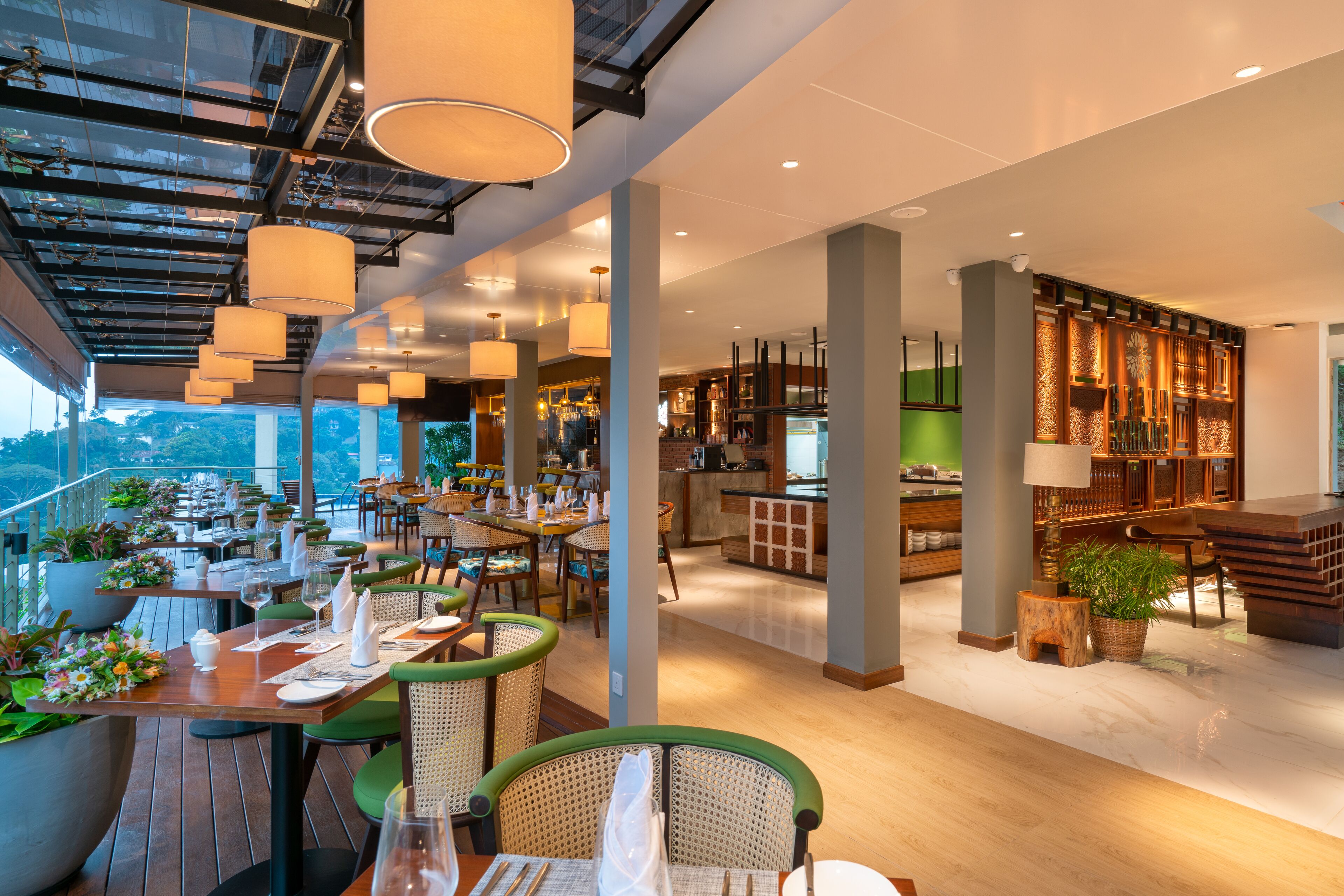 Un restaurante con terraza, una zona de bar y vistas de la ciudad.