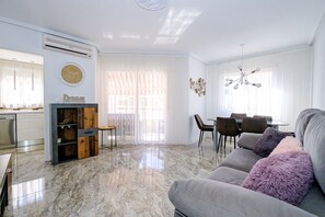 TV - Apartment with three bedrooms in an area with developed infrastructure! (Torrevieja)