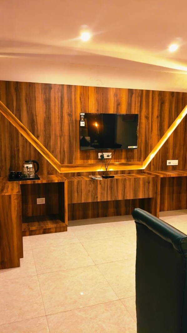 Luxury Room | Television - Hotel Sunshine Dharamshala (Dharamshala)