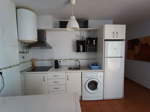 Refrigerador, microondas, parrilla de estufa y cafetera y tetera 