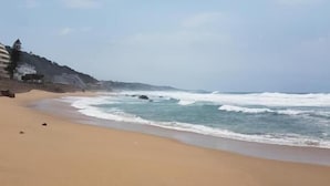 A beach with a clear sky and waves. - Hilltop Hideaway (eMdloti)