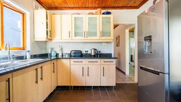 Family House | Private kitchen | Full-sized fridge, microwave, oven, stovetop
