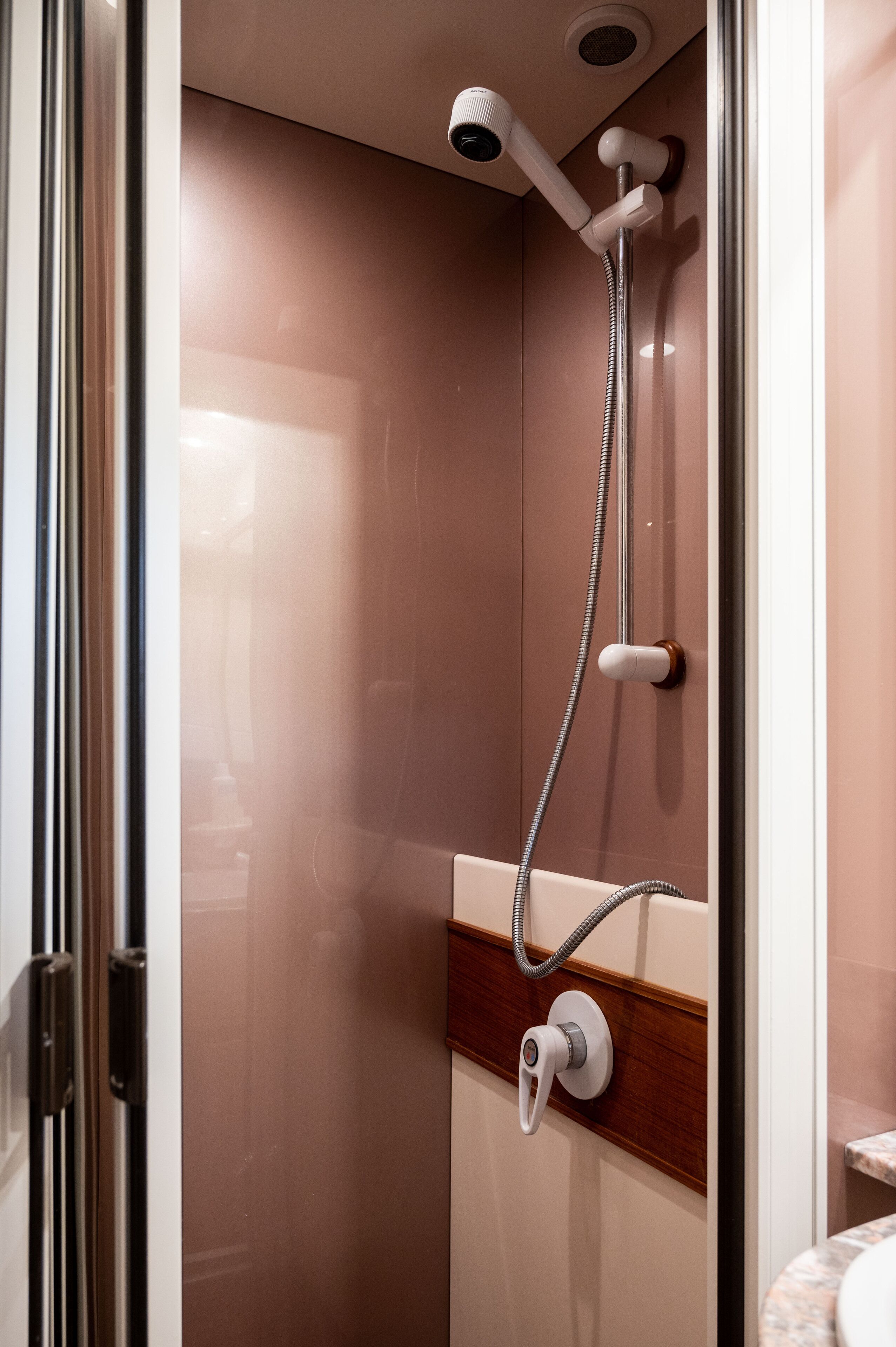 Classic Room | Bathroom | Free toiletries, bidet, towels