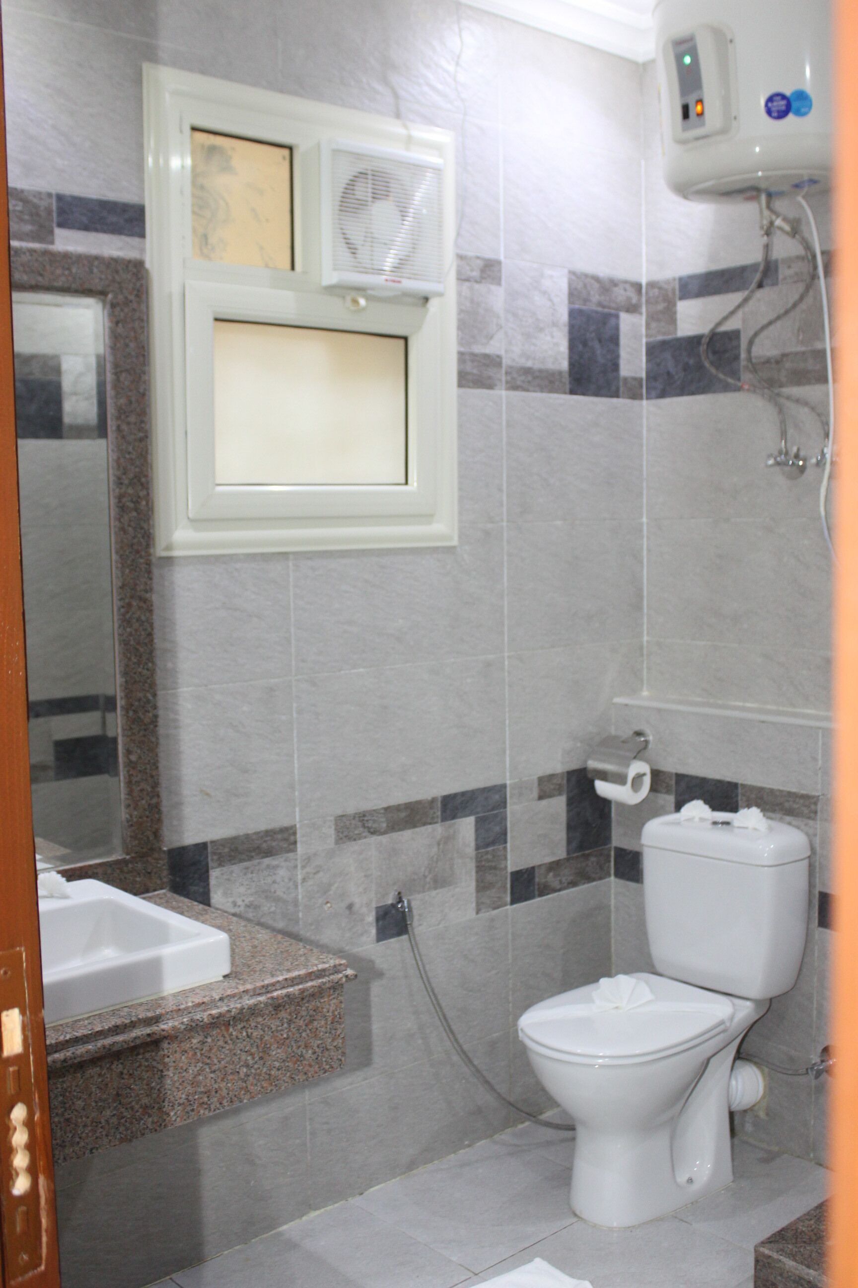 Salle de bain | Douche cascade, bidet, serviettes fournies, savon