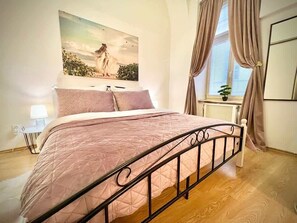 Unclassified image, 4 of 10, button - Elegant Apartment on Hlavná Košice (Košický kraj)