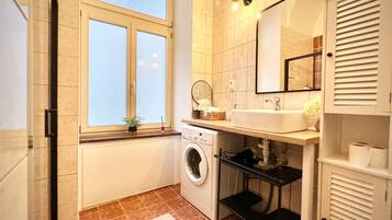 Regadera, secadora de cabello, bidet, toallas