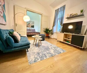 Smart TV, fireplace, stereo, offices