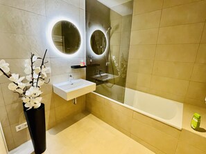Hair dryer, towels, soap, toilet paper - Royal Swan Skyline Vienna - exclusive apartment in Triiple Tower near the subway (Wien)