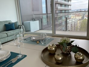 Living area - Royal Swan Skyline Vienna - exclusive apartment in Triiple Tower near the subway (Wien)
