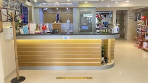 A reception area with a wooden counter, a reception desk, and a sign for the Aydin Park Hotel. - Aydın Park Otel (Aydin)