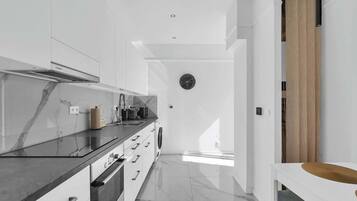 Køleskab, mikrobølgeovn, ovn, kogeplade