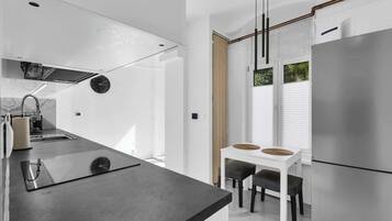 Køleskab, mikrobølgeovn, ovn, kogeplade