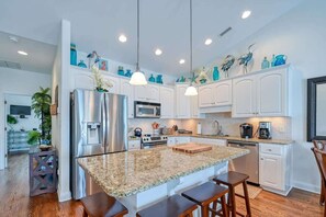 冷蔵庫、電子レンジ、オーブン、コンロ