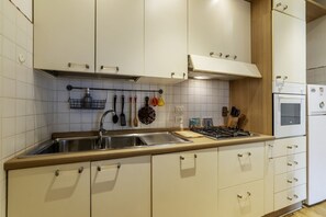 Microwave, oven, stovetop - Cozy apartment of 90 sqm, can accommodate up to 5 people, located on the sixth floor of a building with a lift (NOT suitable for disabled people).The property is located in an area well connected by public transport, the metro line B Piramide is 350 me (Roma)