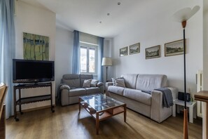 TV - Cozy apartment of 90 sqm, can accommodate up to 5 people, located on the sixth floor of a building with a lift (NOT suitable for disabled people).The property is located in an area well connected by public transport, the metro line B Piramide is 350 me (Roma)