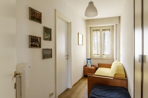 2 bedrooms, iron/ironing board, Internet, bed sheets