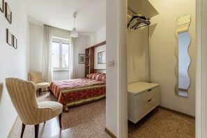 2 habitaciones, tabla de planchar con plancha, internet y ropa de cama