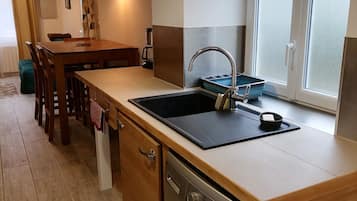 Een koelkast, een microgolfoven, een oven, een kookplaat