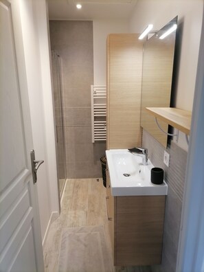 Amenidades de baño ecológicas, secadora de cabello, toallas, jabón