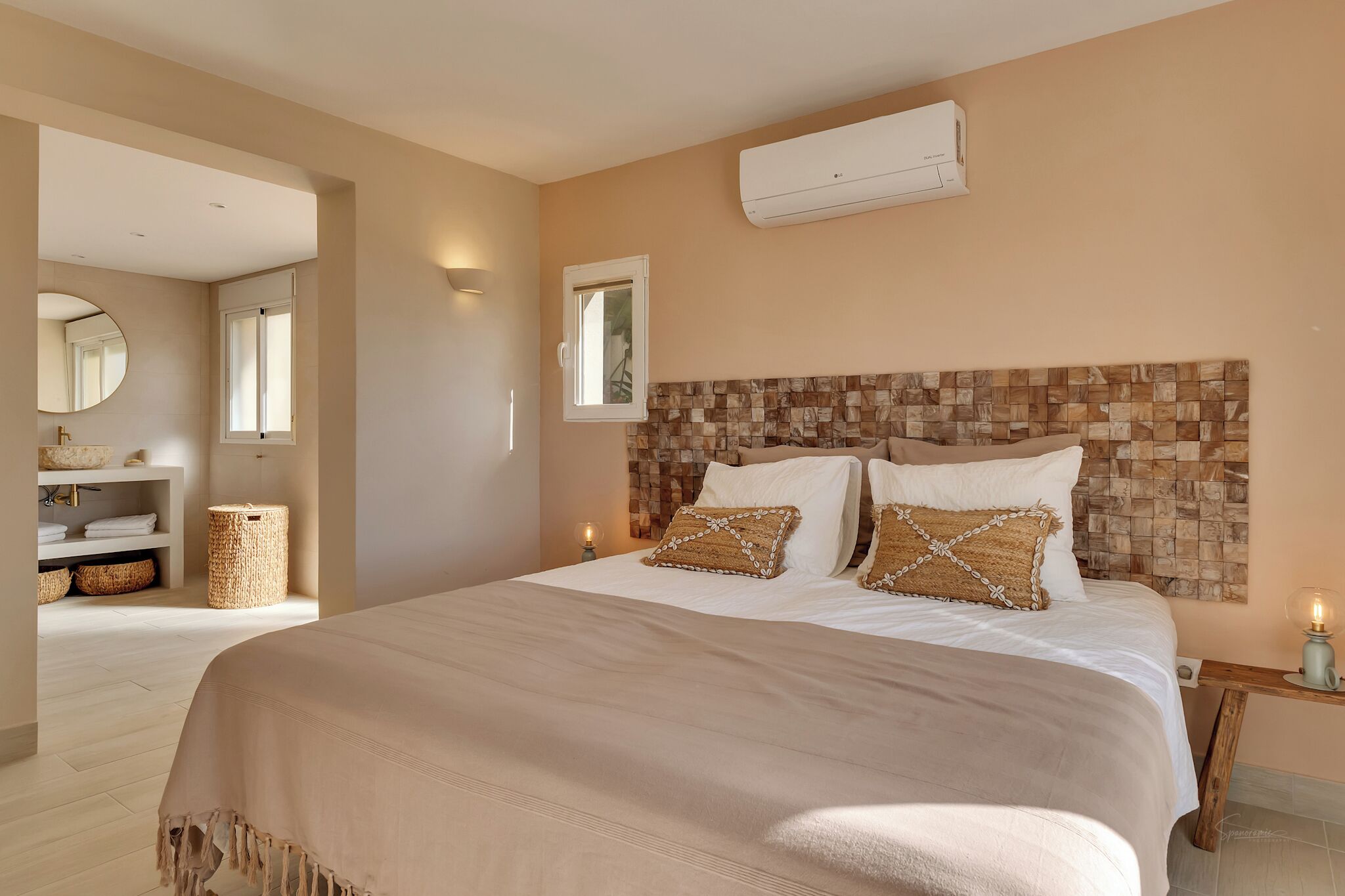 6 bedrooms, desk, iron/ironing board, travel cot