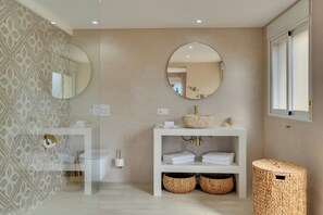 Shower, hair dryer, towels, soap - Large Villa with sea view in delightful Benissa Montemar (Costa Blanca North) (Benissa)