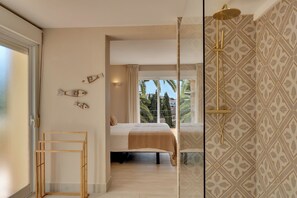 6 soverom, skrivebord, strykejern/-brett og reiseseng for barn