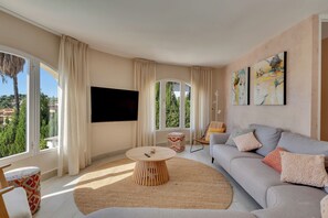 Smart TV, chimenea, libros, estéreo