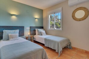 6 habitaciones, escritorio y tabla de planchar con plancha