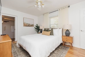 4 Schlafzimmer, Schreibtisch, Bügeleisen/Bügelbrett, Reisekinderbett