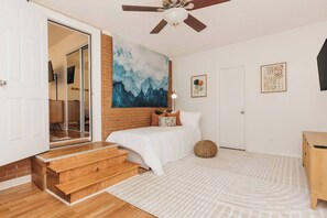4 slaapkamers, een bureau, een strijkplank/strijkijzer, reisbedje