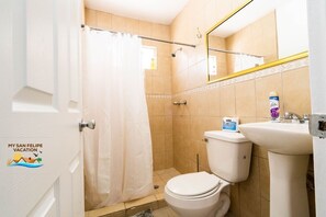 Bathtub - Casa Don Oscar: Spacious 3-bedroom home perfect for family retreats! (San Felípe)