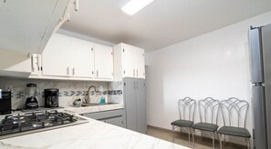 Fridge, microwave, oven, coffee/tea maker - Beautiful in town home!! (San Felípe)