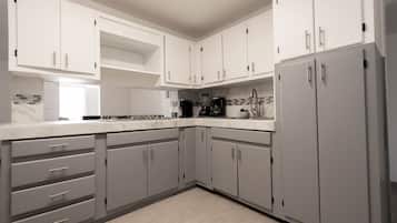 Kühlschrank, Mikrowelle, Ofen, Wasserkocher mit Kaffee-/Teezubehör