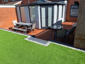 Outdoor dining - WESTLANDS, 4 Double Bedrooms - Parking, WIFI, Private Garden 4 Large TV (Newcastle-under-Lyme)