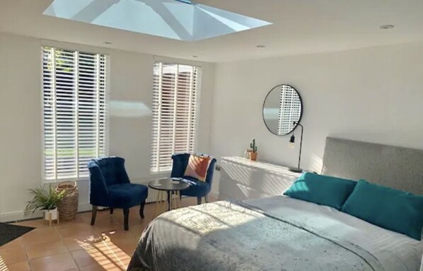 4 bedrooms, iron/ironing board, WiFi, bed sheets - WESTLANDS, 4 Double Bedrooms - Parking, WIFI, Private Garden 4 Large TV (Newcastle-under-Lyme)