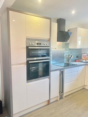 Fridge, microwave, oven, dishwasher - WESTLANDS, 4 Double Bedrooms - Parking, WIFI, Private Garden 4 Large TV (Newcastle-under-Lyme)