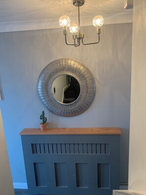 Interior - WESTLANDS, 4 Double Bedrooms - Parking, WIFI, Private Garden 4 Large TV (Newcastle-under-Lyme)