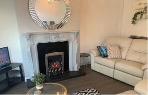 TV, books - WESTLANDS, 4 Double Bedrooms - Parking, WIFI, Private Garden 4 Large TV (Newcastle-under-Lyme)