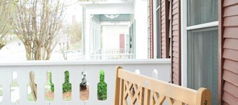 Pet-Friendly 1BR • Cozy Downtown Apt