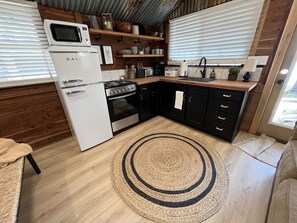 雪櫃、微波爐、焗爐、爐具