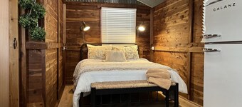 Lakefront Cedar Cabin on Toledo Bend w/ pier, boat ramp, firepit, grill,Pets OK