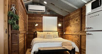 Lakefront Cedar Cabin on Toledo Bend w/ pier, boat ramp, firepit, grill,Pets OK