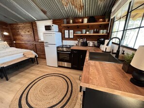 Een koelkast, een microgolfoven, een oven, een kookplaat