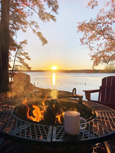 Lakefront Cedar Cabin on Toledo Bend w/ pier, boat ramp, firepit, grill,Pets OK